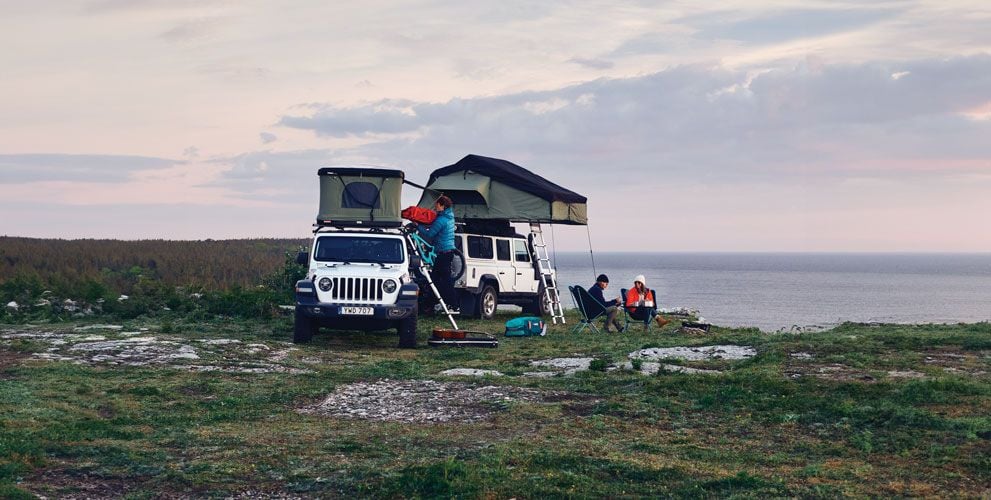 Campeggio libero in Sardegna con tenda da tetto e Van
